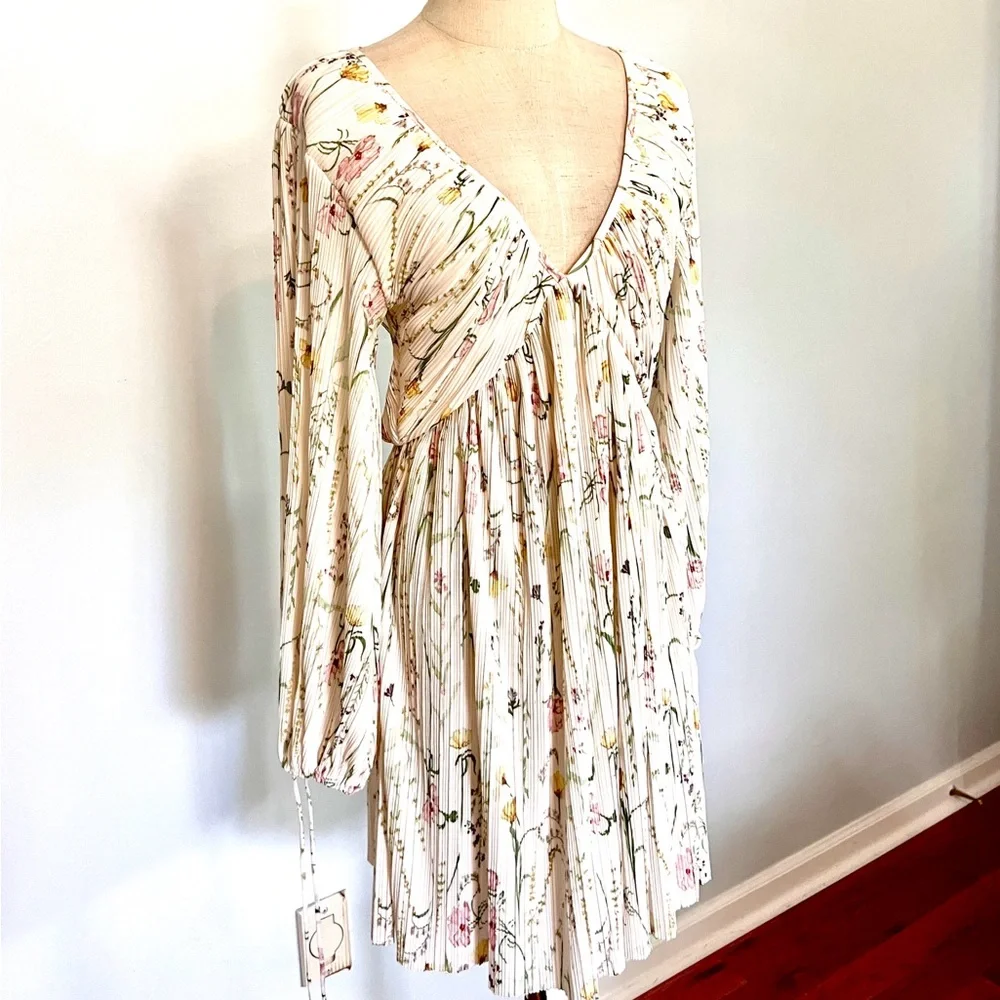 (SOLD)H&M, Floral Plisse Mini Dress Romantic  Garden Party Boho V-Neck,EUC,Size - Picture 4 of 8